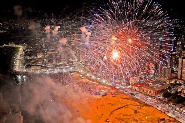 Torres Réveillon 2025 na Praia Grande : shows e queima de fogos na virada de ano no litoral norte gaúcho