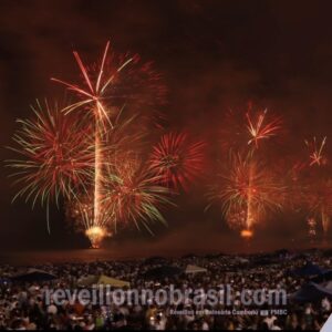 Queima de fogos na virada de ano na Praia Central no Réveillon de Balneário Camboriú