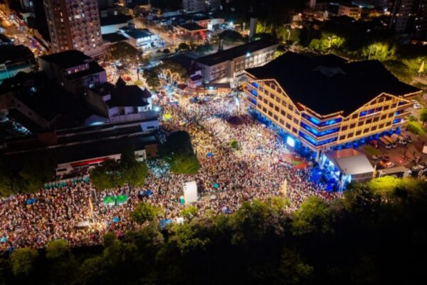 Blumenau Réveillon 2026 : show da virada terá Turma do Pagode e espetáculo de fogos de artifícios