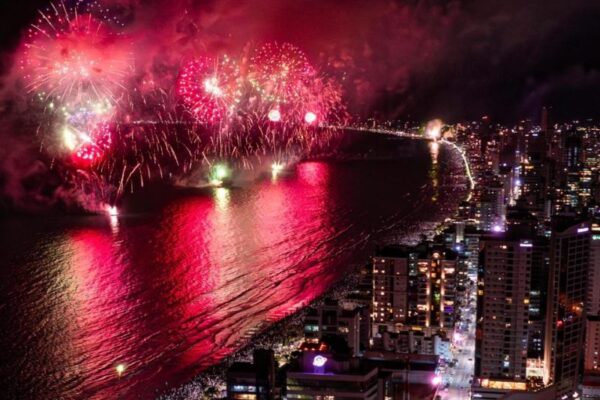 Itapema Réveillon 2026 em Santa Catarina : queima de fogos na virada de ano no Canto da Praia e no Bairro Ilhota