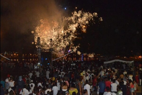 Montes Claros Réveillon 2026 em Minas Gerais : shows e queima de fogos na virada de ano na Lagoa de Interlagos