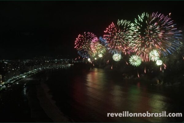 Santos Réveillon 2025 na Praia do Gonzaga : show pirotécnico, banda Clássicos do Rock e muitas atrações