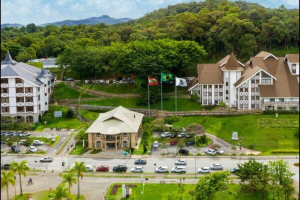 Brusque Réveillon 2026 em Santa Catarina : queima de fogos e shows com artistas locais